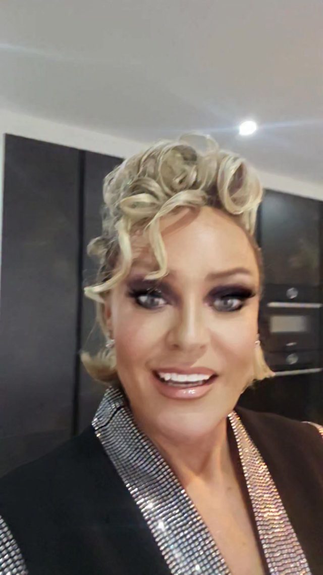 On  my way to sing🎤 for my gorgeuos friends bday  Mark Rybczynski  at the "Party Palace!"
 New York New York Manchester  were on are way.
🍾💥
